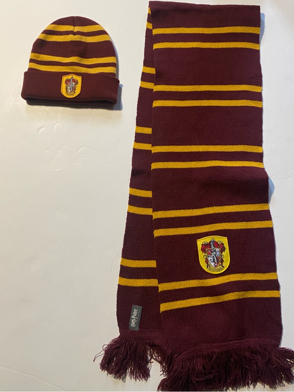 Warner Bros. Kids Gryffindor-Style Beanie and Scarf Set - Burgundy and Yellow
